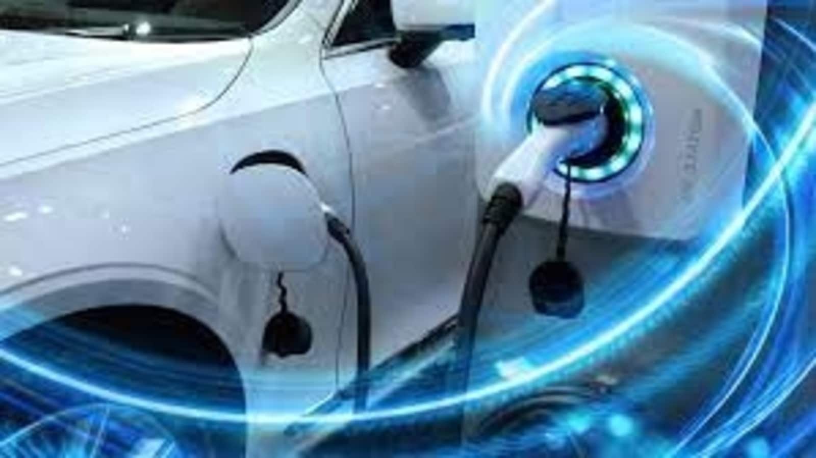 Are technological advancements accelerating electric mobility in India?