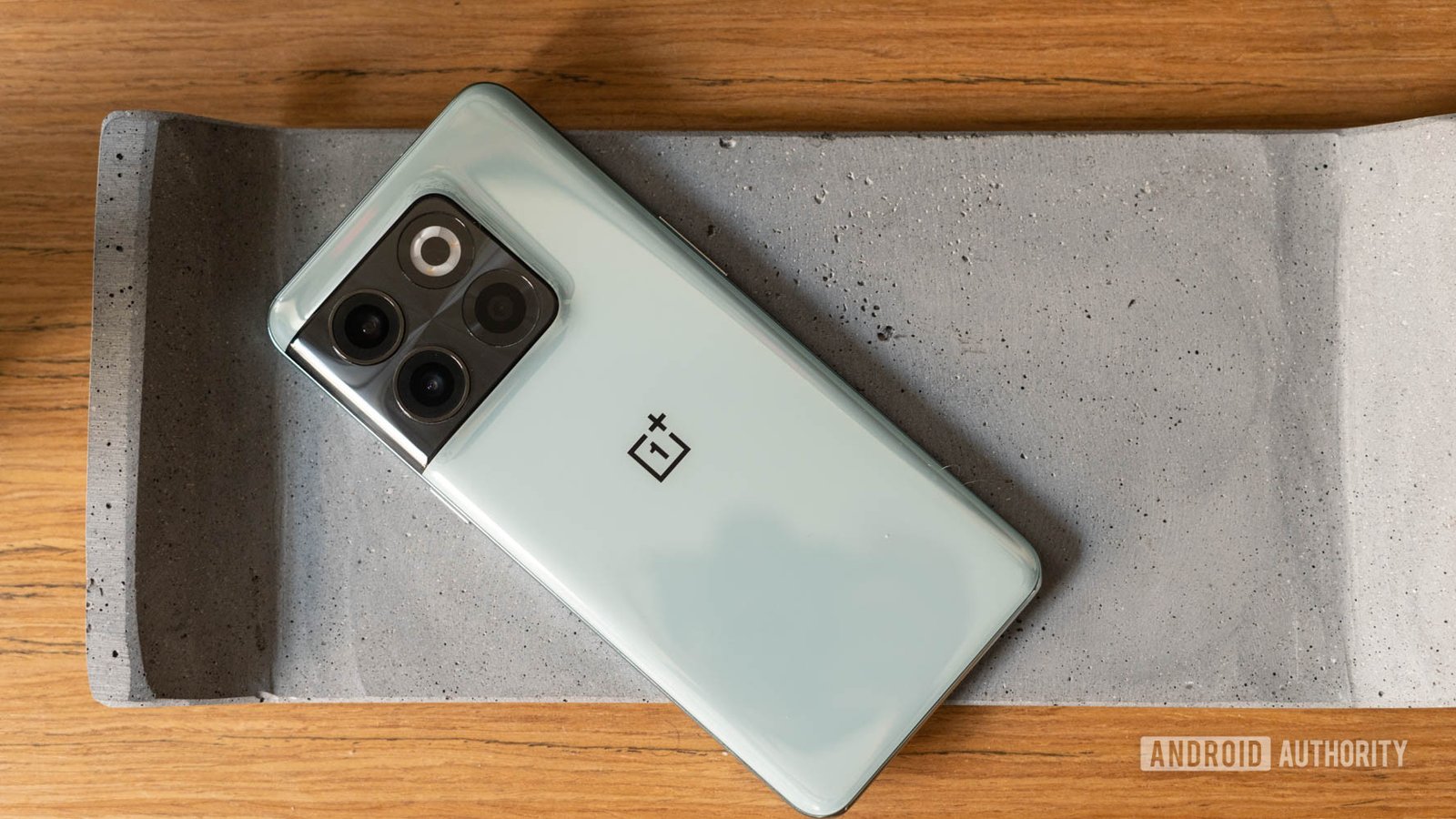 OnePlus 10T, 10 Pro users get new features and security update