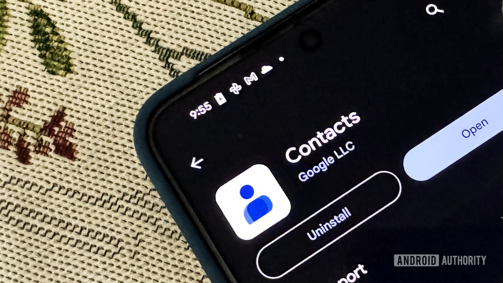 Google Contacts widget shows location and message notifications