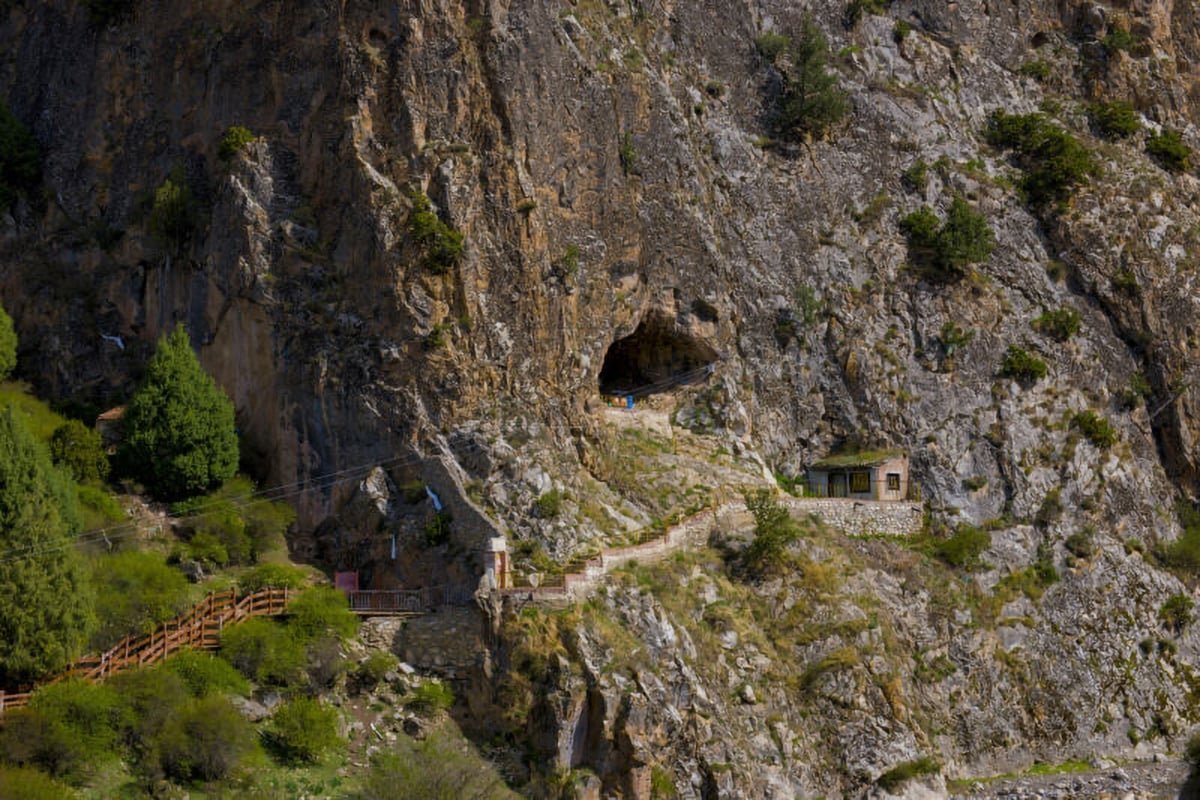 Ancient Mystery Deepens With Discovery of Denisovan Remains in Tibetan Cave