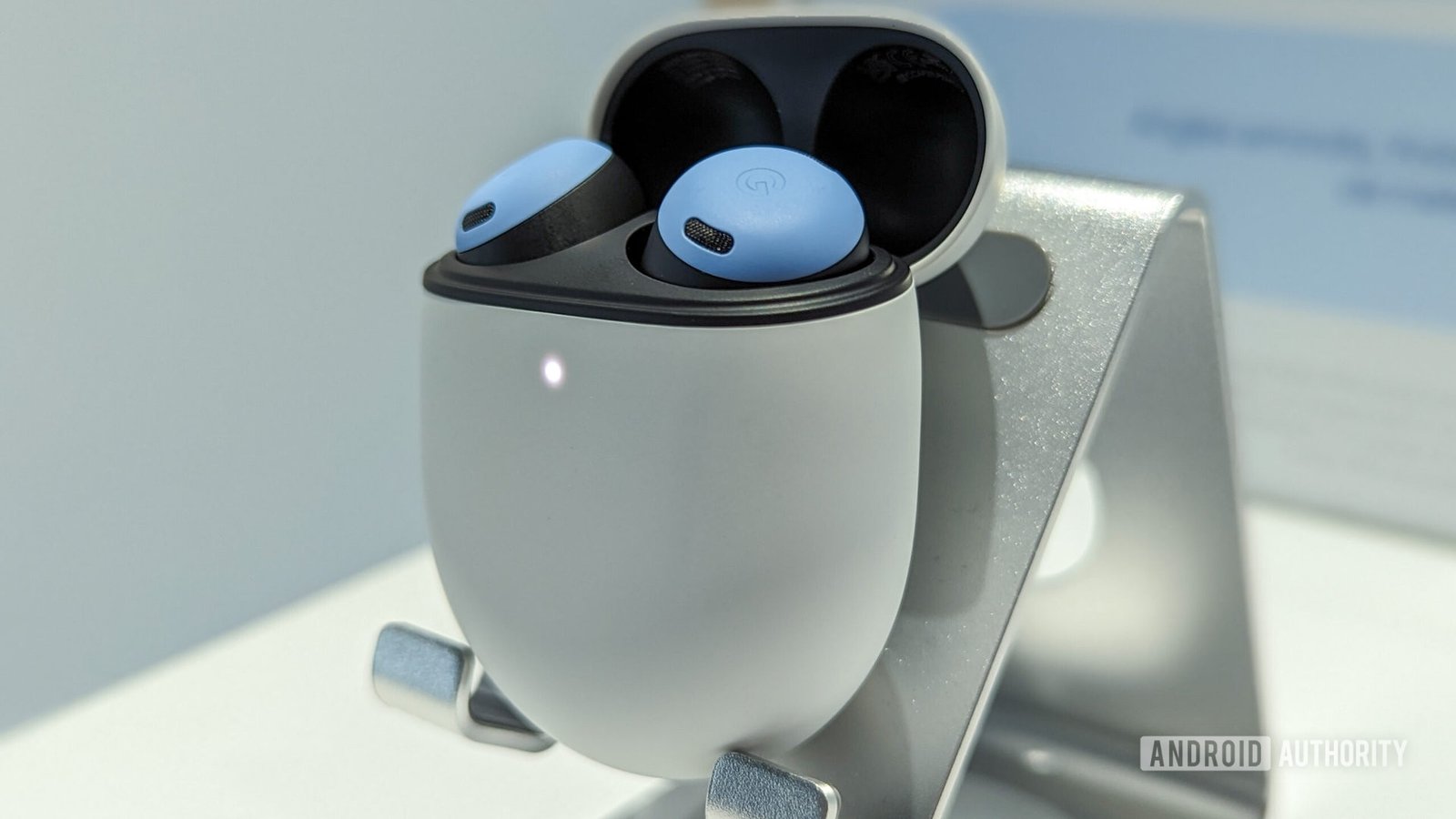 Pixel Buds Pro 2 display unit ships to store early